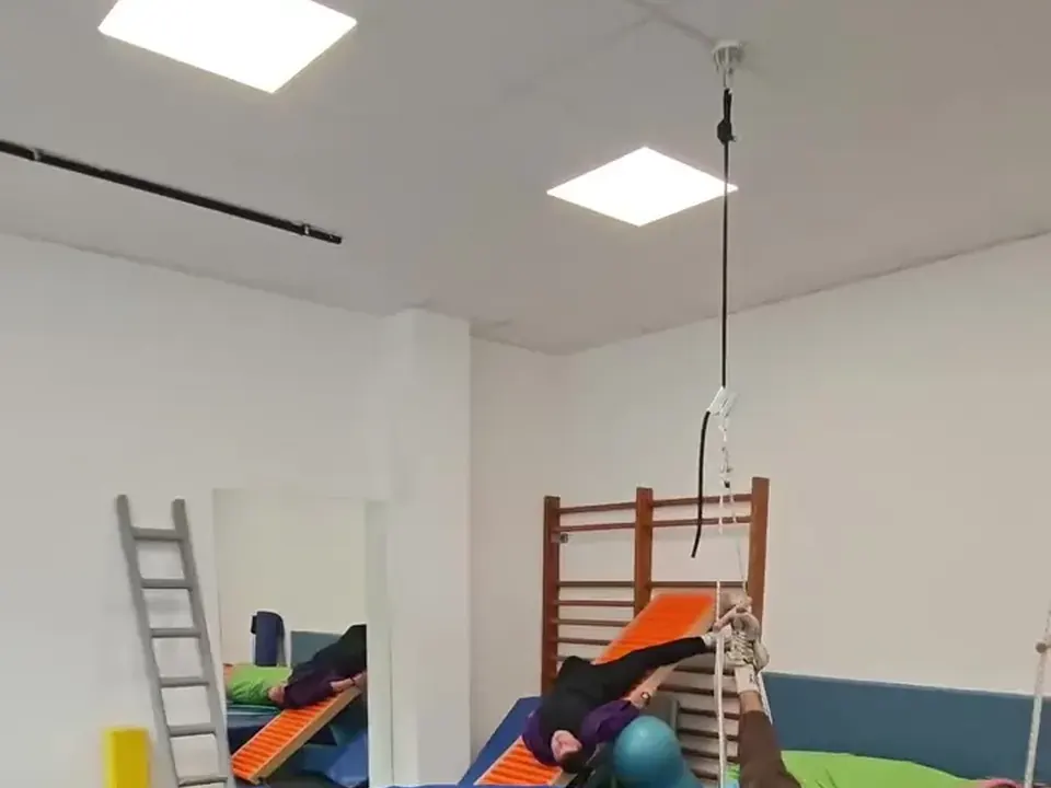 Ergotherapie-Raum von Corpus Callosum mit Schaukel und Sprossenwand